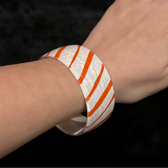 CLAIRE’S Striped Orange & White Plastic Bangle Bracelet - Picture 4 of 4